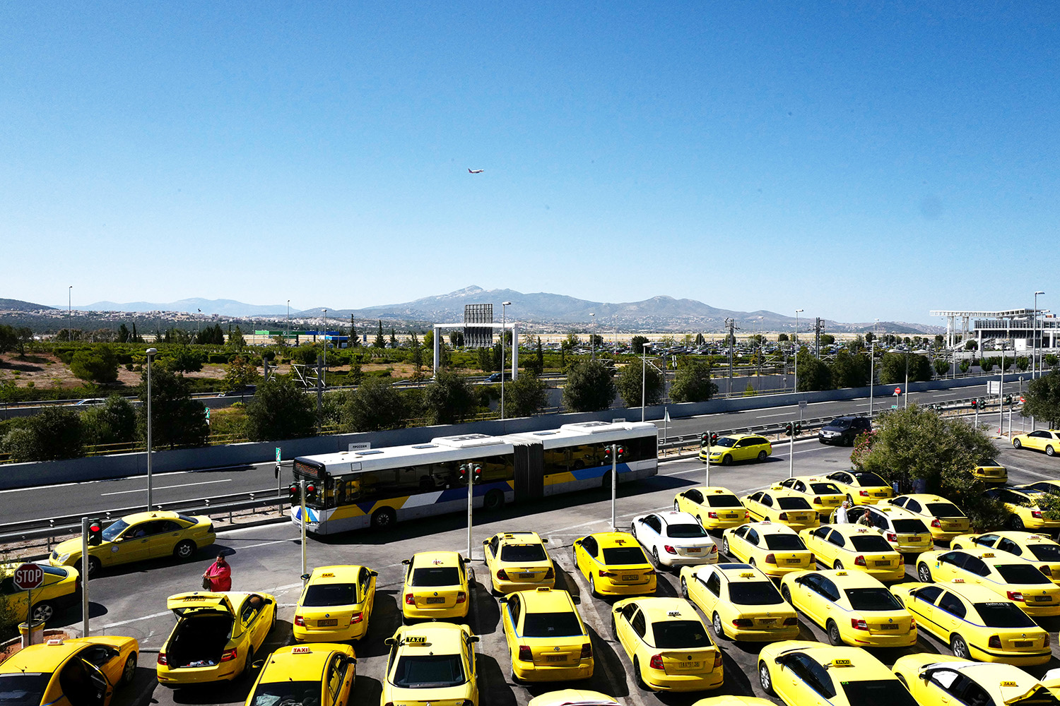 Taxis y autobuses esperan en el exterior del Aeropuerto Internacional de Atenas.