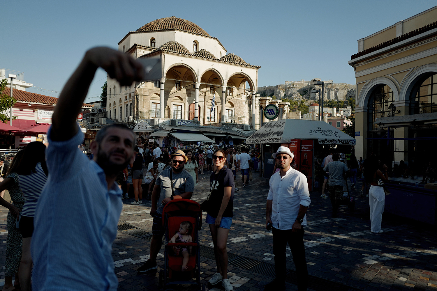 Turistas posan para un selfie en la plaza de Monastiraki, en Atenas.