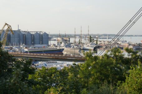 El primer barco ucraniano de grano sale del puerto de Odessa