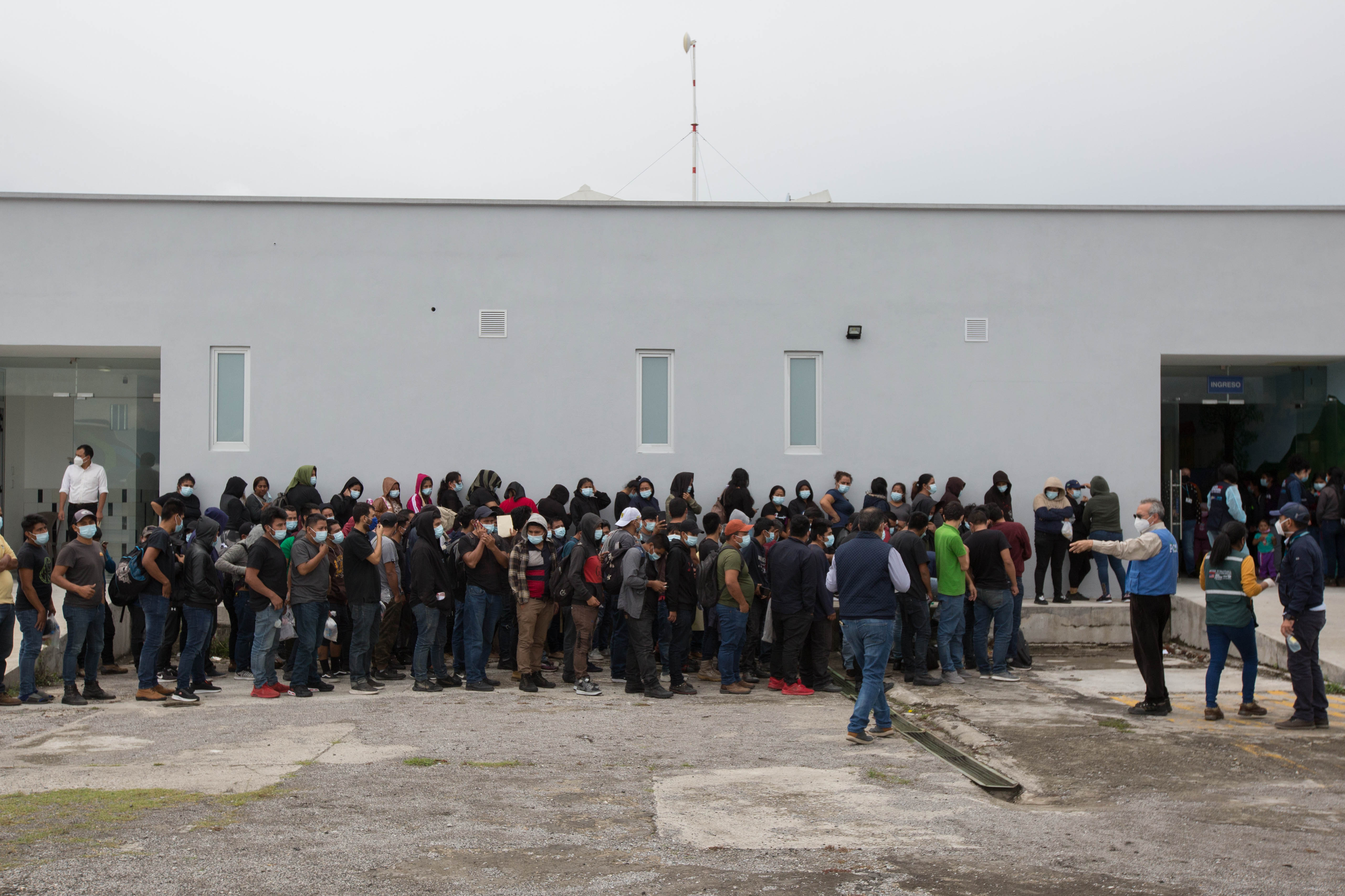 Los deportados caminan hacia el área de recepción en Ciudad de Guatemala.