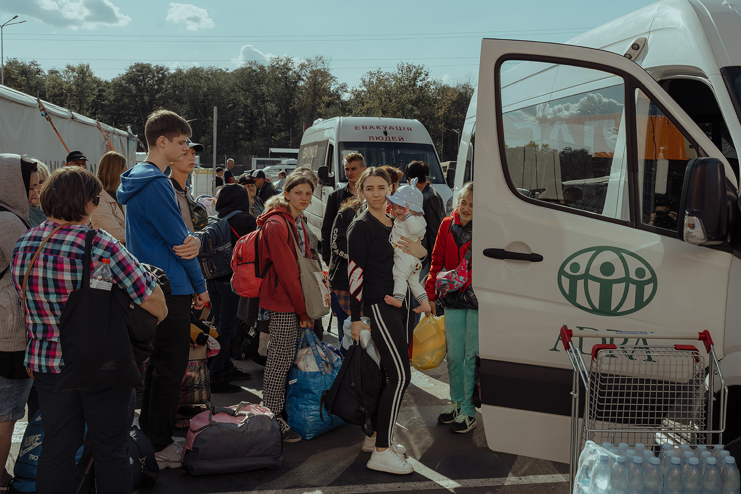 Los autobuses esperan para transportar a los ucranianos desplazados