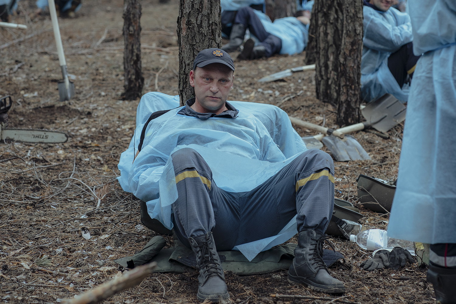Un trabajador descansa en un lugar de enterramiento en Izyum, Ucrania.