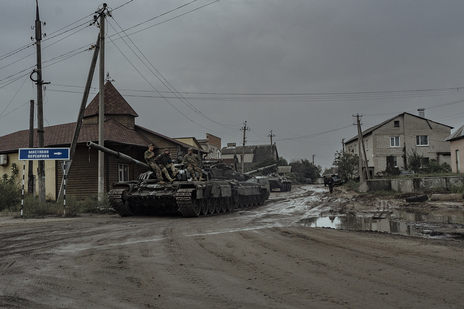 Soldados ucranianos sobre un tanque en las afueras de Izyum, Ucrania.
