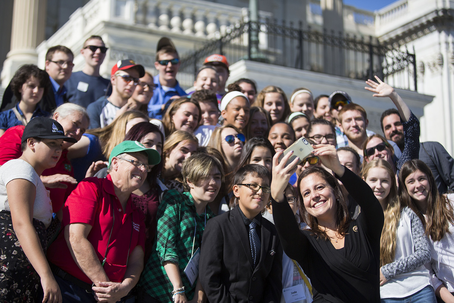 Elise Stefanik se toma un selfie con miembros de la delegación de 4H del Condado Norte, Nueva York, durante una visita en el Capitolio en Washington, el 23 de octubre de 2015.