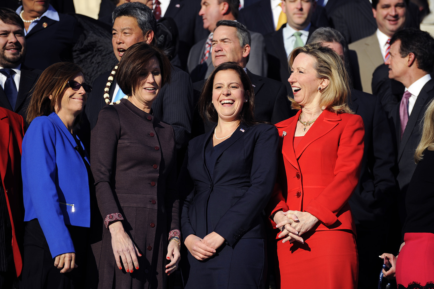 De izquierda a derecha: Las representantes Martha McSally, Mimi Walters, Elise Stefanik y Barbara Comstock se reúnen en la escalinata de la Cámara de Representantes del Capitolio para la foto de la clase de primer año del 114º Congreso el 18 de noviembre de 2014.