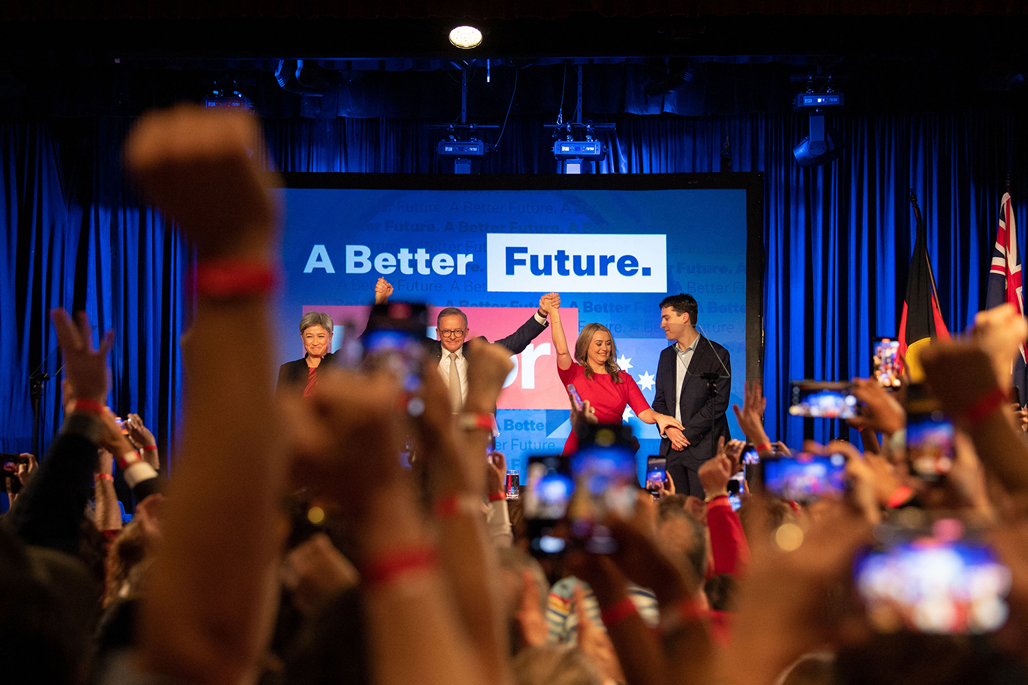 Penny Wong celebra con el líder del Partido Laborista Australiano, Anthony Albanese, durante una celebración de la victoria tras ganar las elecciones generales de 2022.
