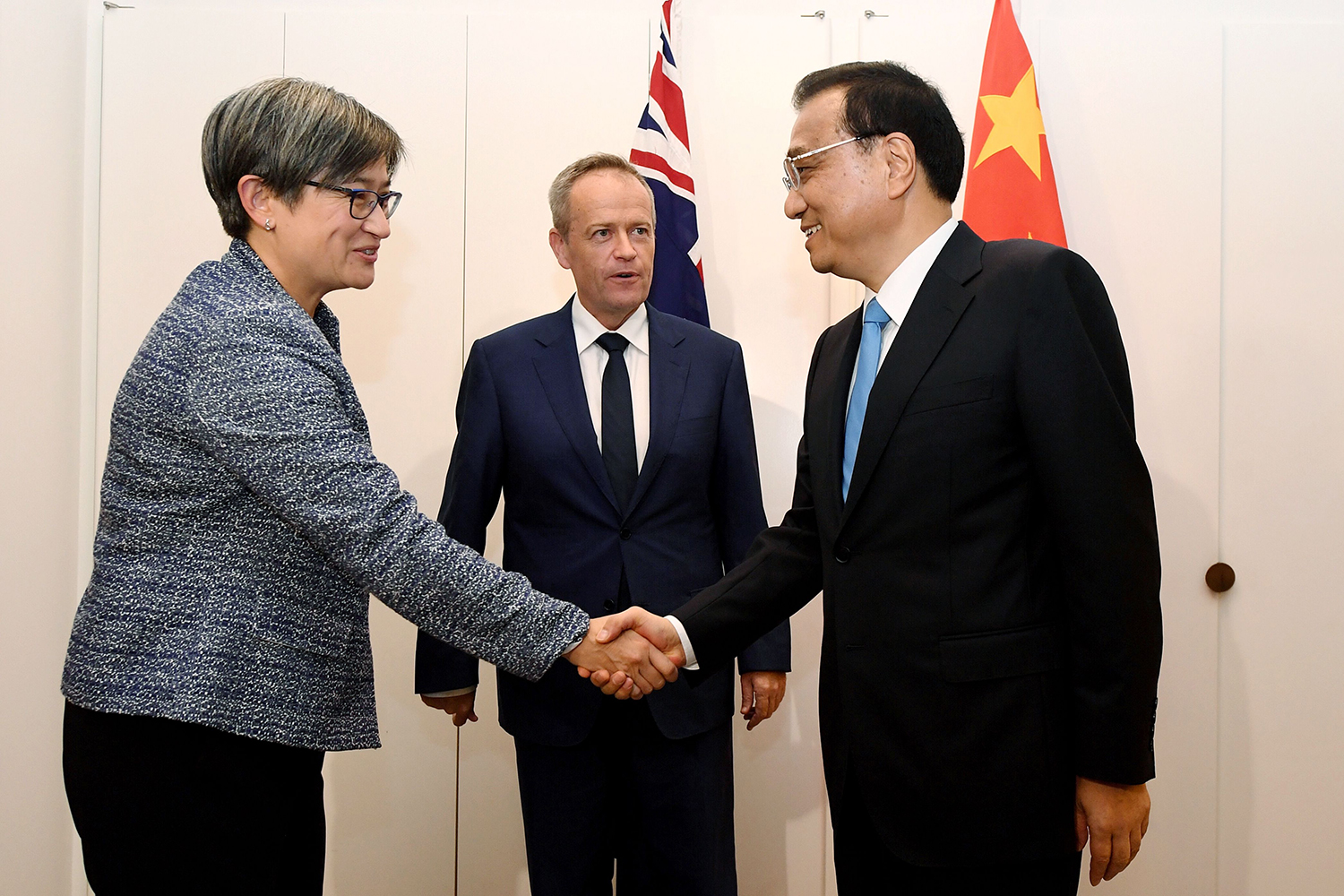 El primer ministro chino Li Keqiang estrecha la mano de Wong en Canberra, Australia.