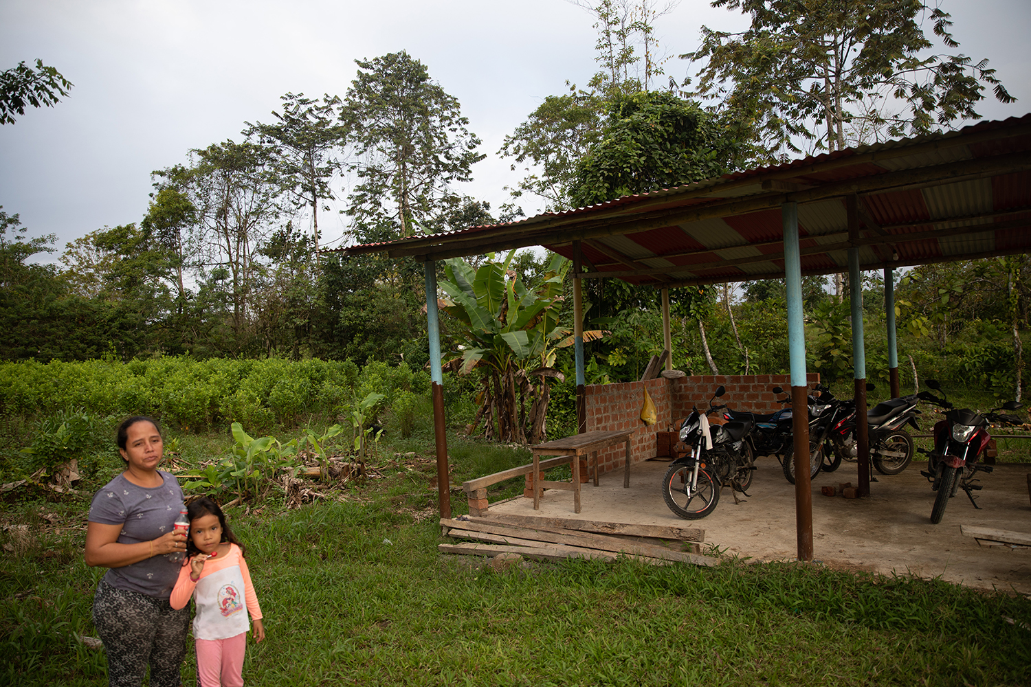 Céspedes y su nieta visitan un nuevo centro comunitario.