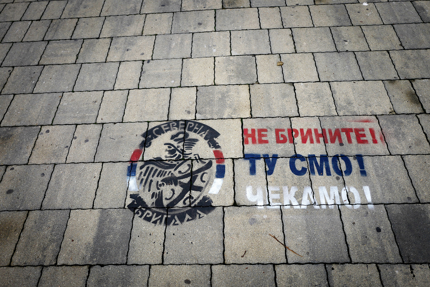 Los grafitis en Mitrovica incluyen el símbolo de la tenebrosa Brigada del Norte.