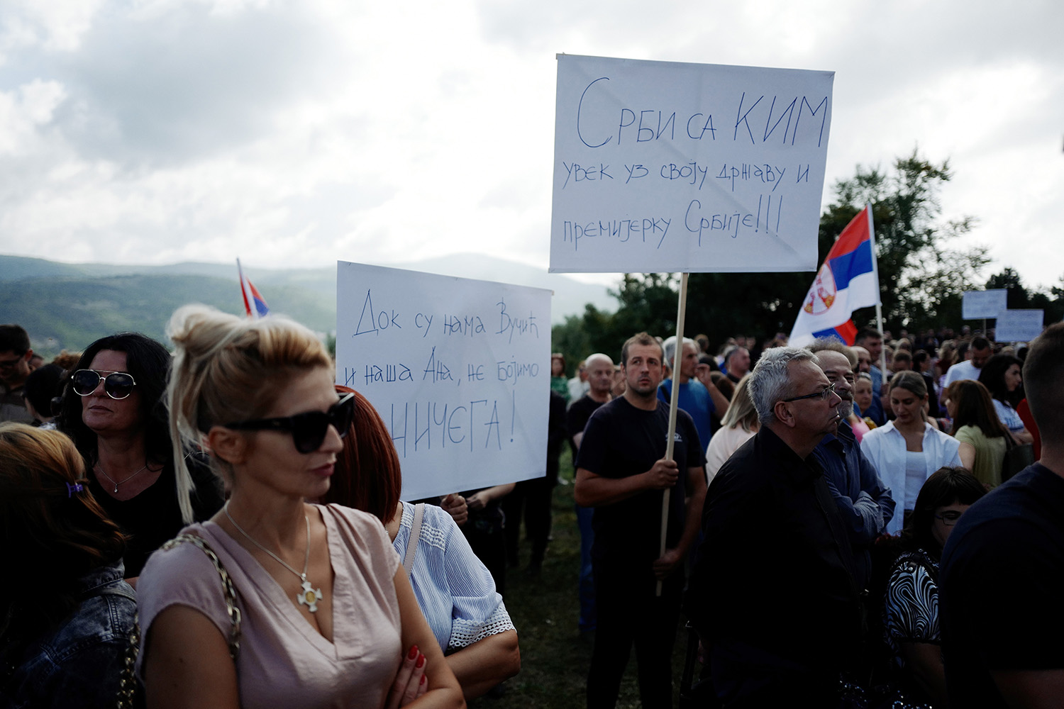Una multitud de personas de etnia serbia espera la llegada de Brnabic a Mitrovica.