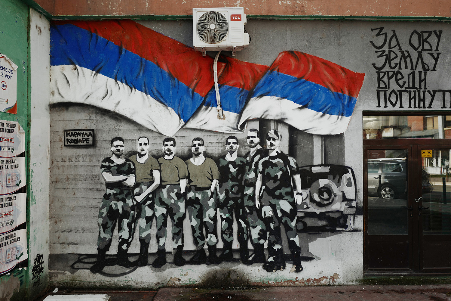 Un mural de apoyo a los militares rusos en una pared de Mitrovica