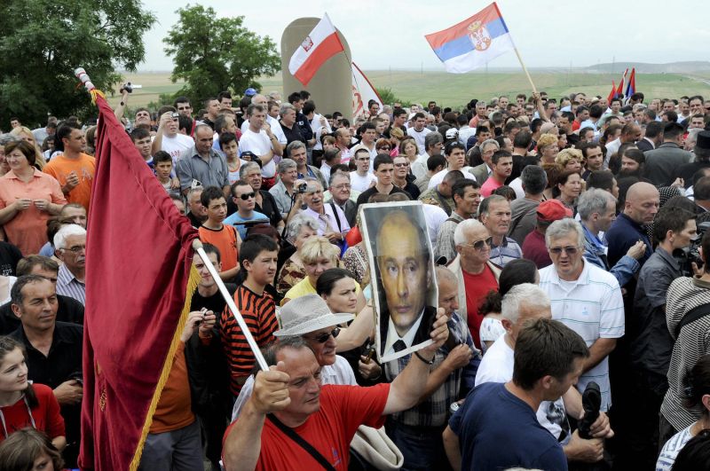 Residentes serbios sostienen un cartel que retrata al primer ministro ruso Vladimir Putin durante una ceremonia que conmemora una batalla histórica en Gazimestan, cerca de Pristina, el 28 de junio de 2009. La ceremonia marcó el aniversario de la batalla de Kosovo de 1389, en la que el ejército serbio fue derrotado por el Imperio Otomano.