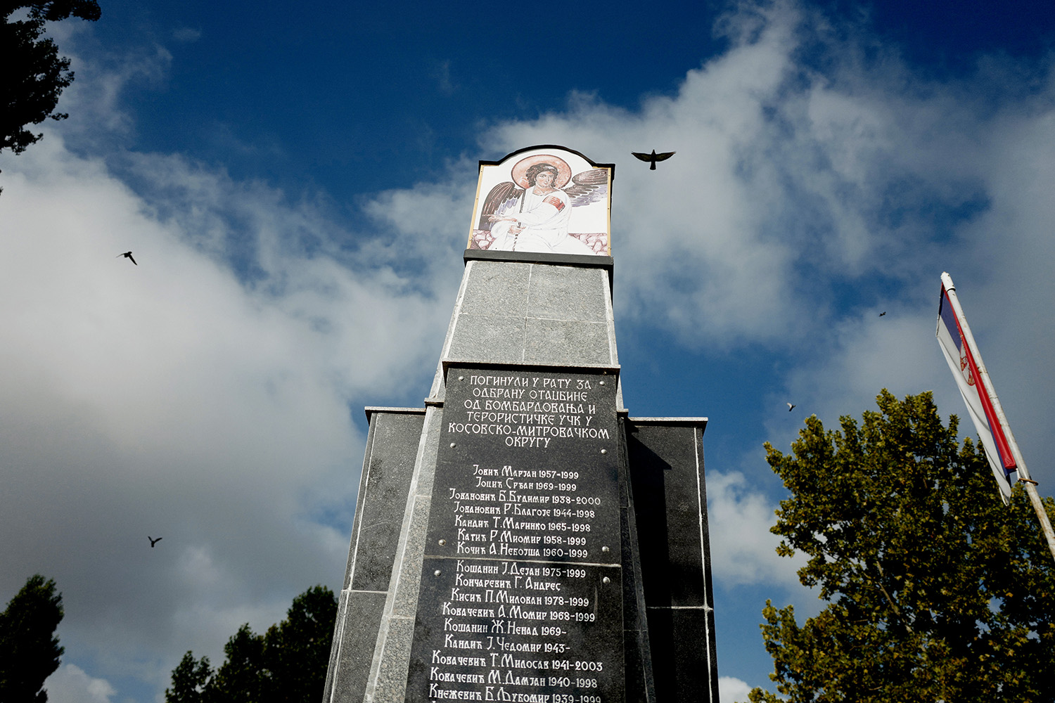 Un monumento de guerra para los muertos en la guerra civil en Mitrovica