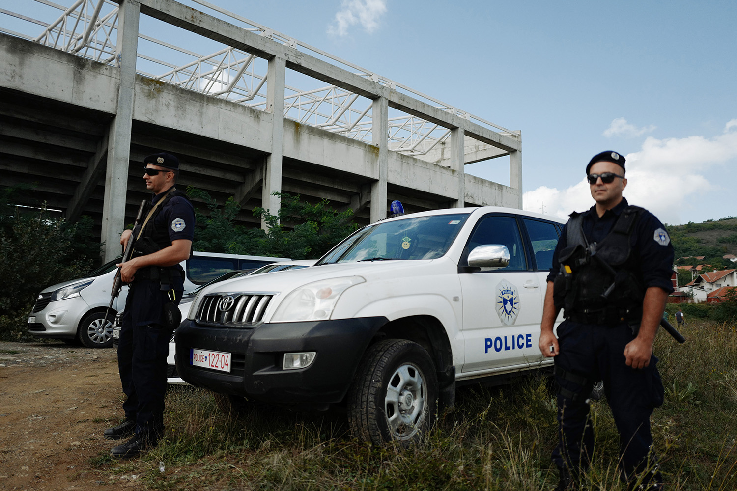 La policía local de Kosovo hace guardia ante la llegada de la primera ministra serbia Ana Brnabic.