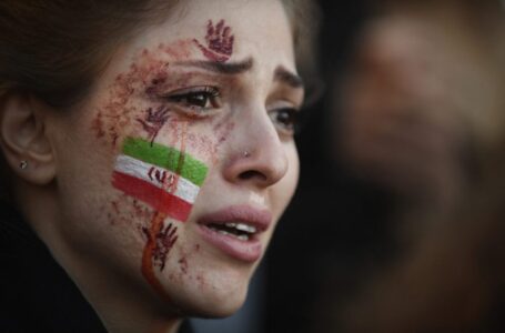Los pañuelos no son lo único por lo que protestan las mujeres en Irán
