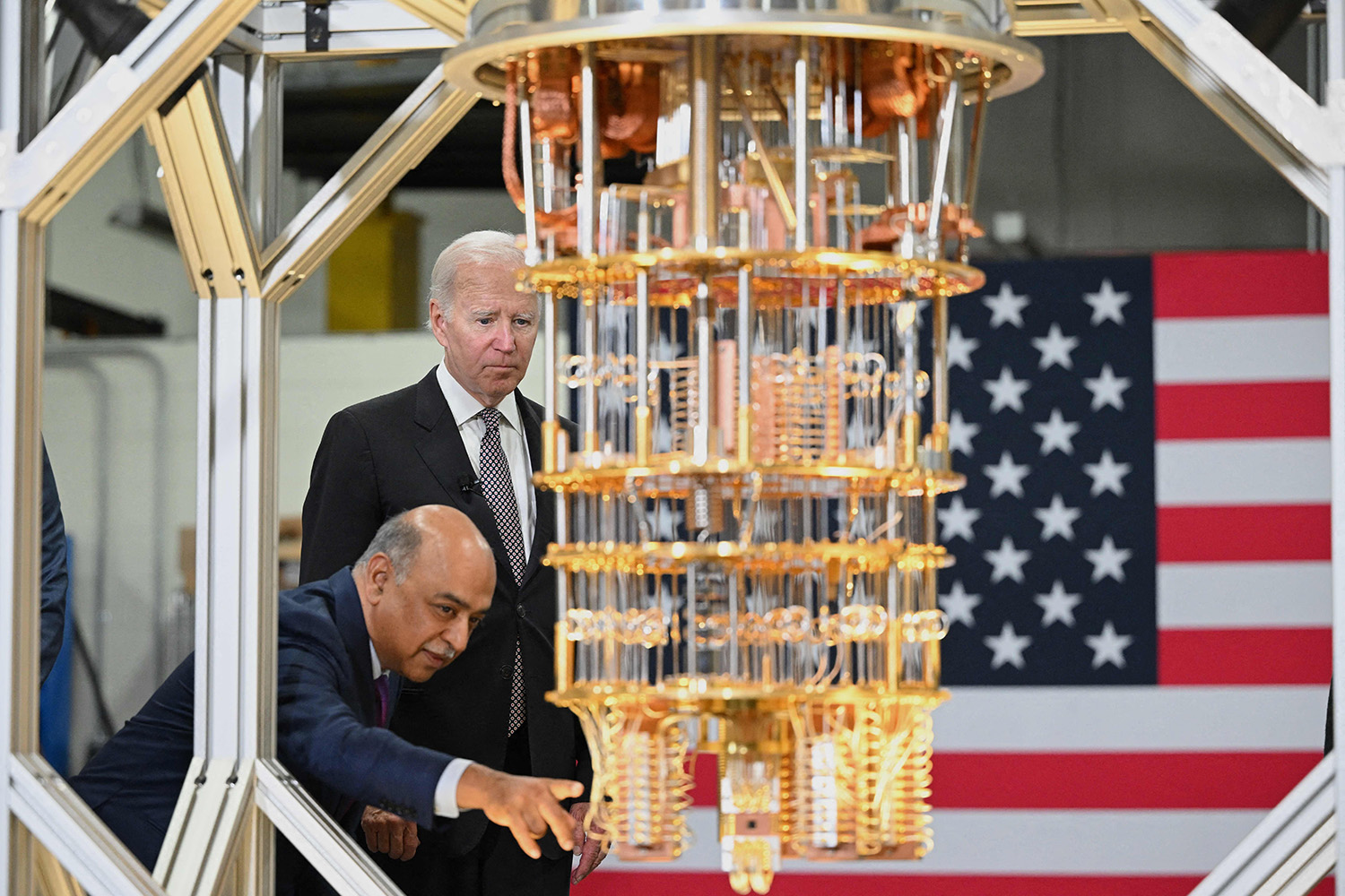 El presidente de EE.UU. Joe Biden en una instalación de semiconductores en Nueva York.