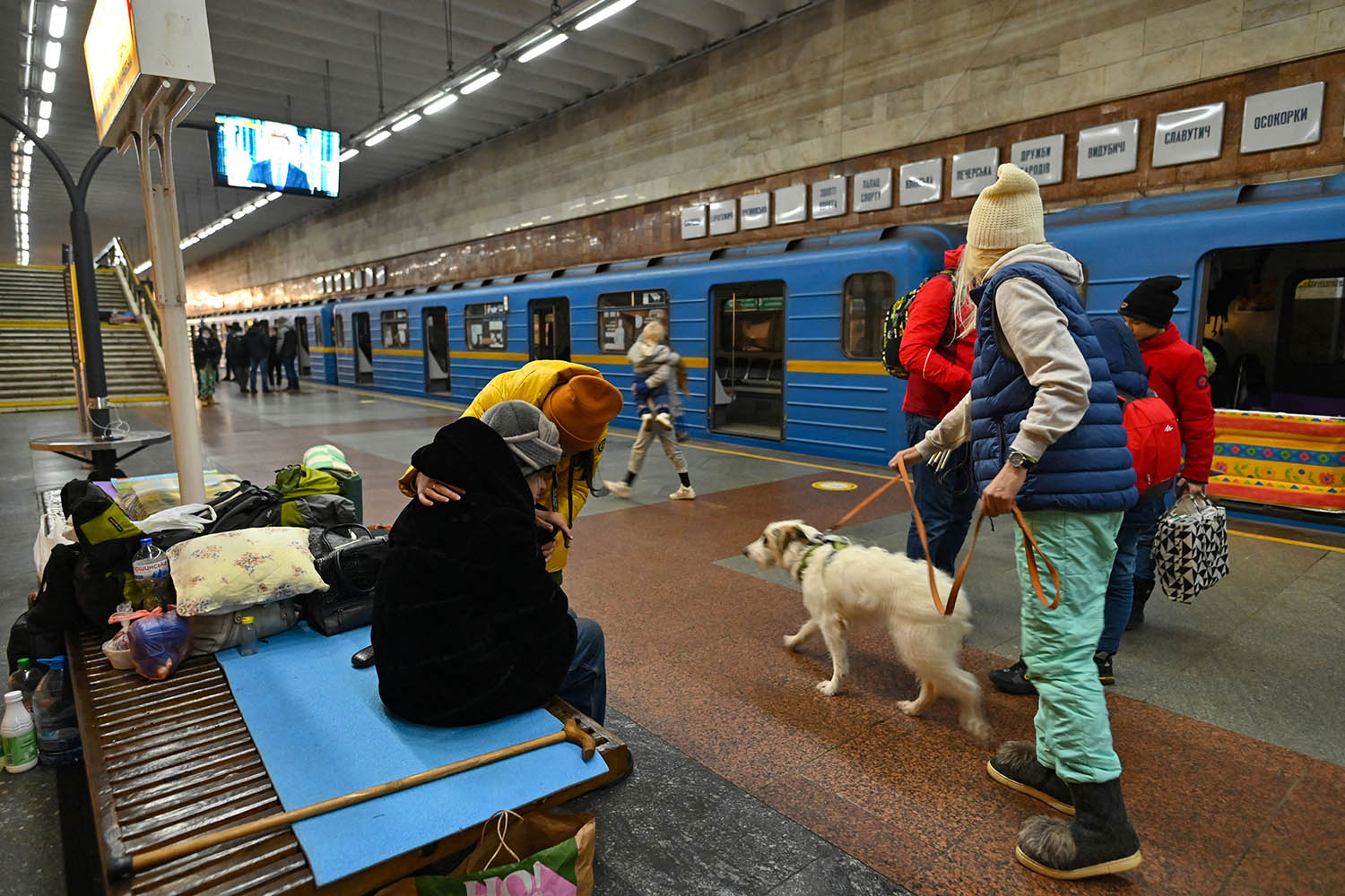 Civiles se refugian en una estación de metro subterránea