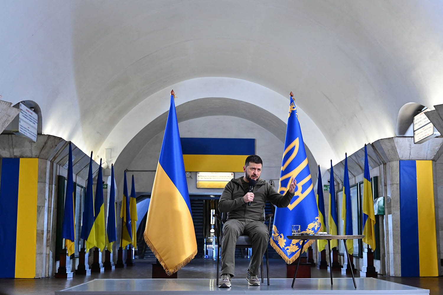 El presidente ucraniano Volodymyr Zelensky se dirige a una conferencia de prensa con los medios internacionales en una estación de metro
