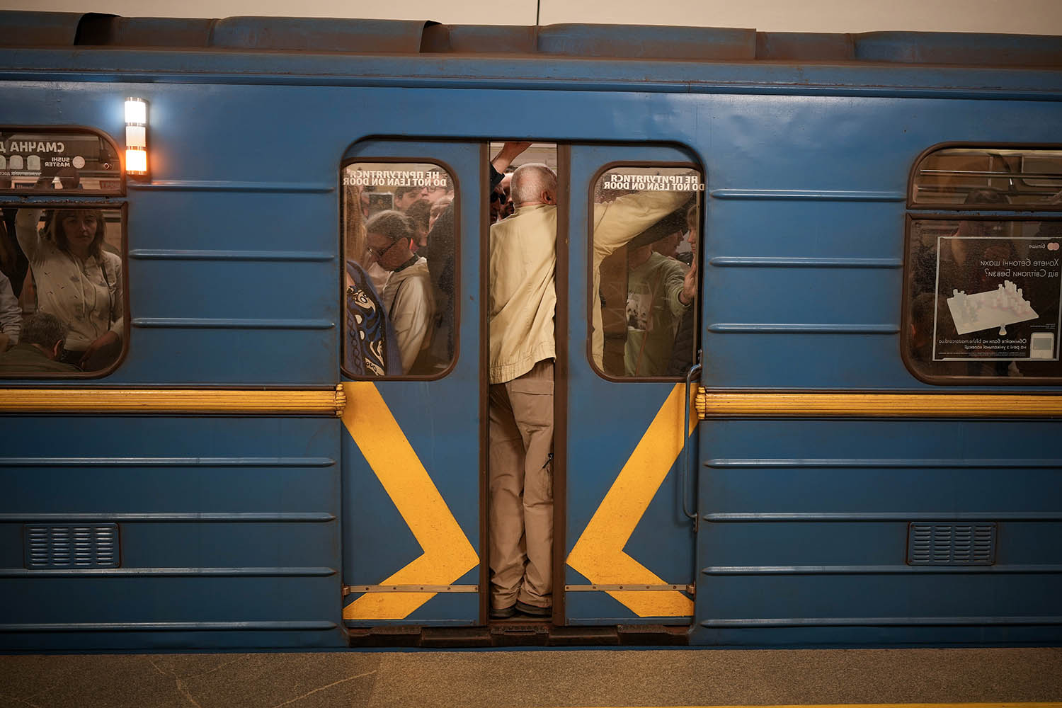 Los habitantes de Kiev se dirigen al trabajo y se ocupan de sus asuntos cotidianos en el metro de Kiev