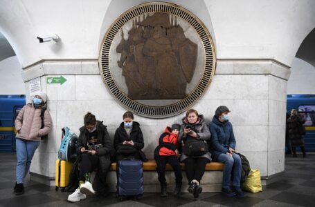 Las estaciones de metro de Kiev construidas por los soviéticos son un refugio para los ataques de misiles rusos