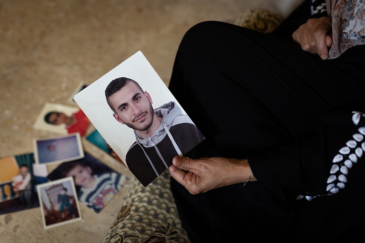 La madre de Anas al-Jamal muestra su retrato.
