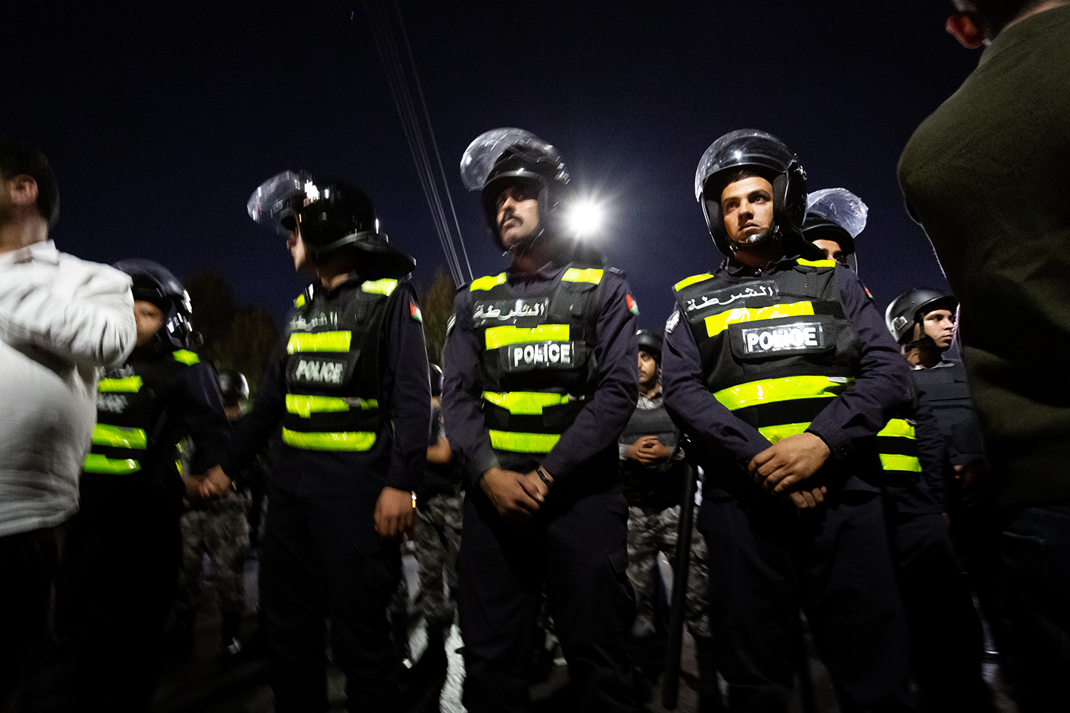 La policía jordana permanece en pie durante una protesta en torno al Cuarto Círculo de Ammán.