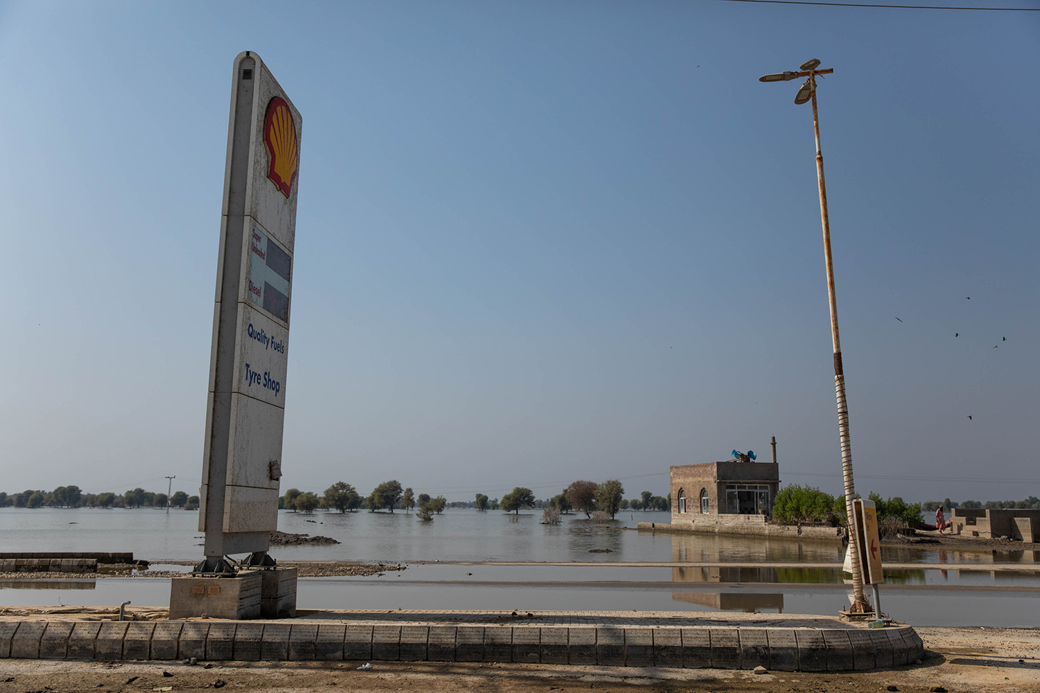 Marcas de suciedad en el letrero de una gasolinera Shell que anteriormente estaba bajo el agua en Pakistán.