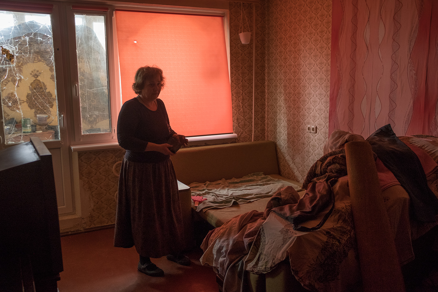 Larissa Glukhova examina su apartamento en el barrio de Saltivka de Kharkiv, Ucrania.