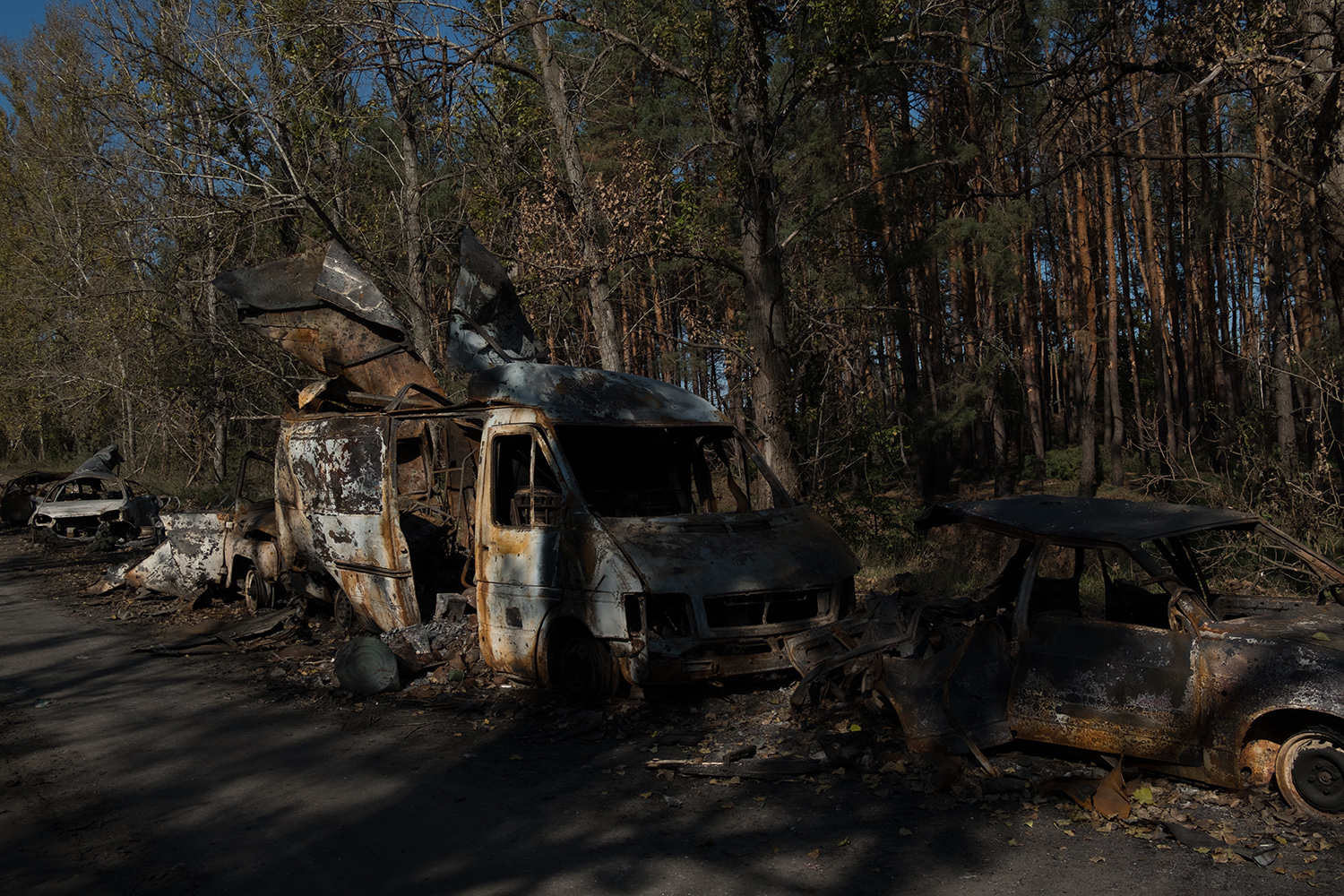 Los restos de un convoy ruso destruido en la carretera que lleva a Lyman.