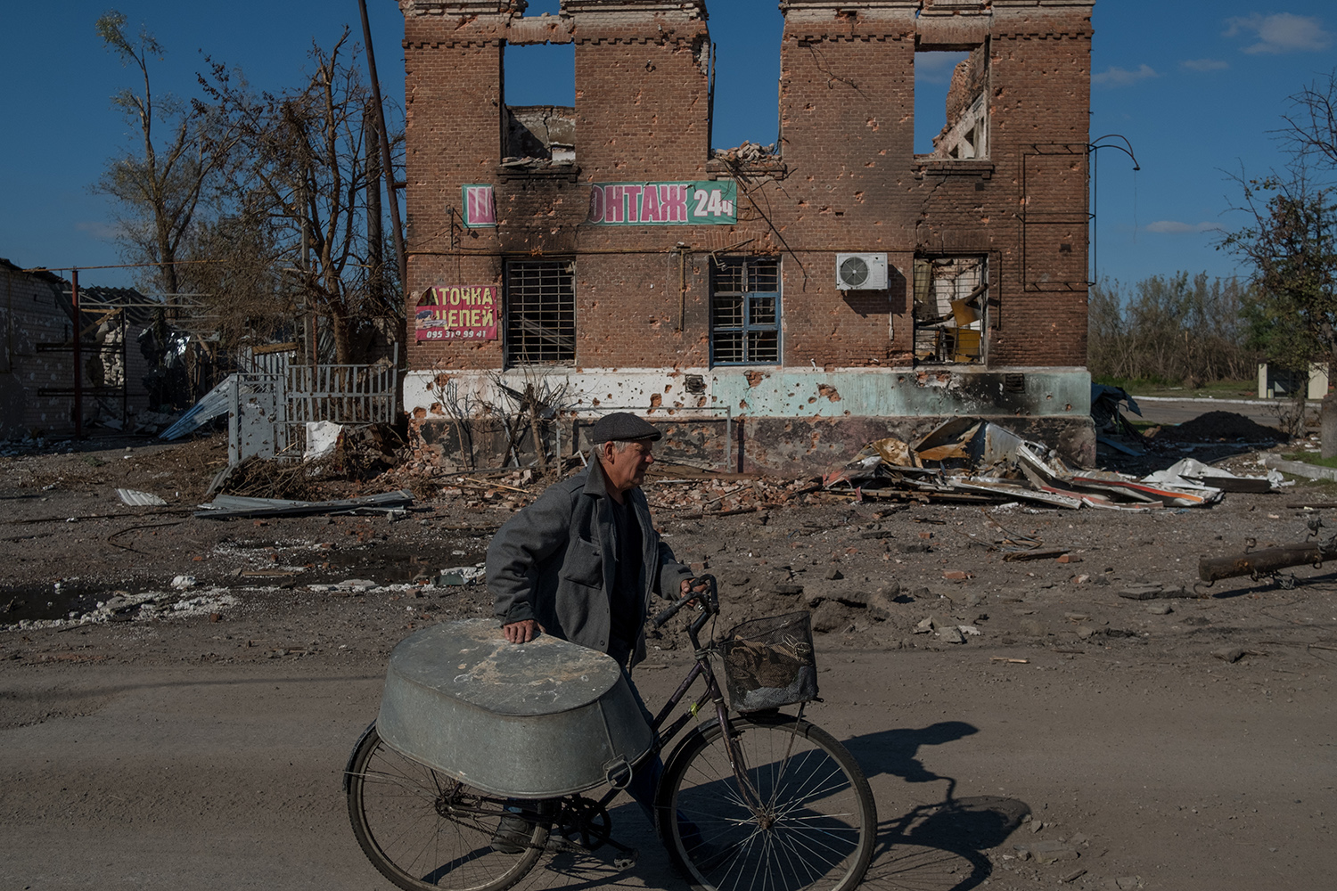 Un hombre camina junto a una casa destruida en la carretera de Lyman, en la región de Donetsk.
