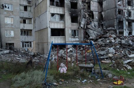 Los ucranianos que regresan a sus hogares en las ciudades liberadas encuentran una destrucción total