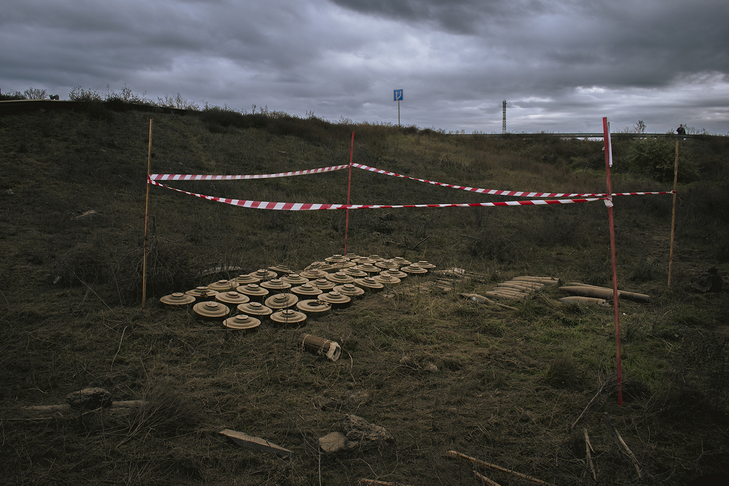 Se extraen minas del suelo en Ucrania.