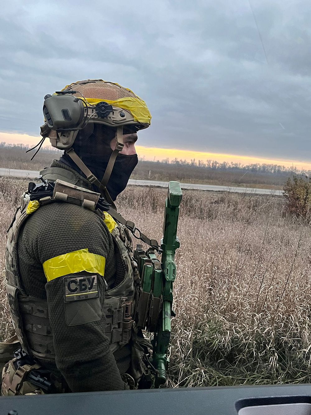 Un oficial del SBU en puestos de control en el extranjero a las afueras de Kiev, Ucrania.