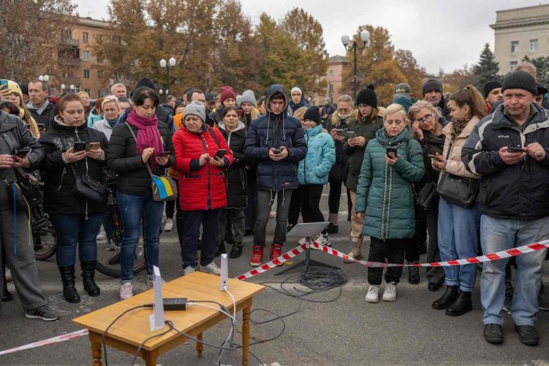 Residentes de Kherson, Ucrania, se conectan a Internet desde la red Starlink, creada por el ejército ucraniano tras la liberación de la ciudad de la ocupación rusa, el 13 de noviembre.