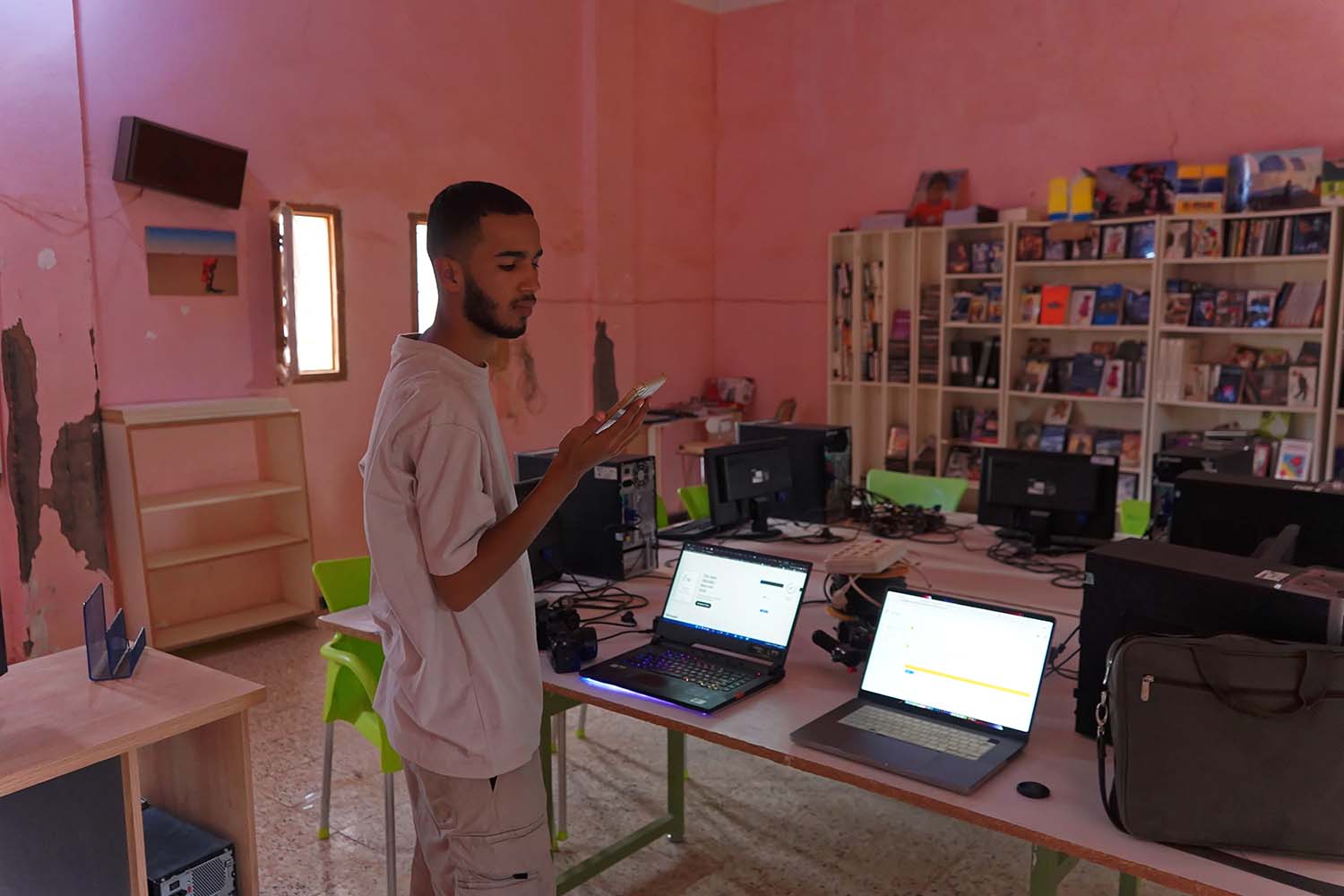 Un estudiante de cine saharaui y voluntario del festival FiSahara en la sala de montaje de la Escuela Audiovisual Abidin Kaid Saleh en el campamento de Bojador en el Sahara Occidental.
