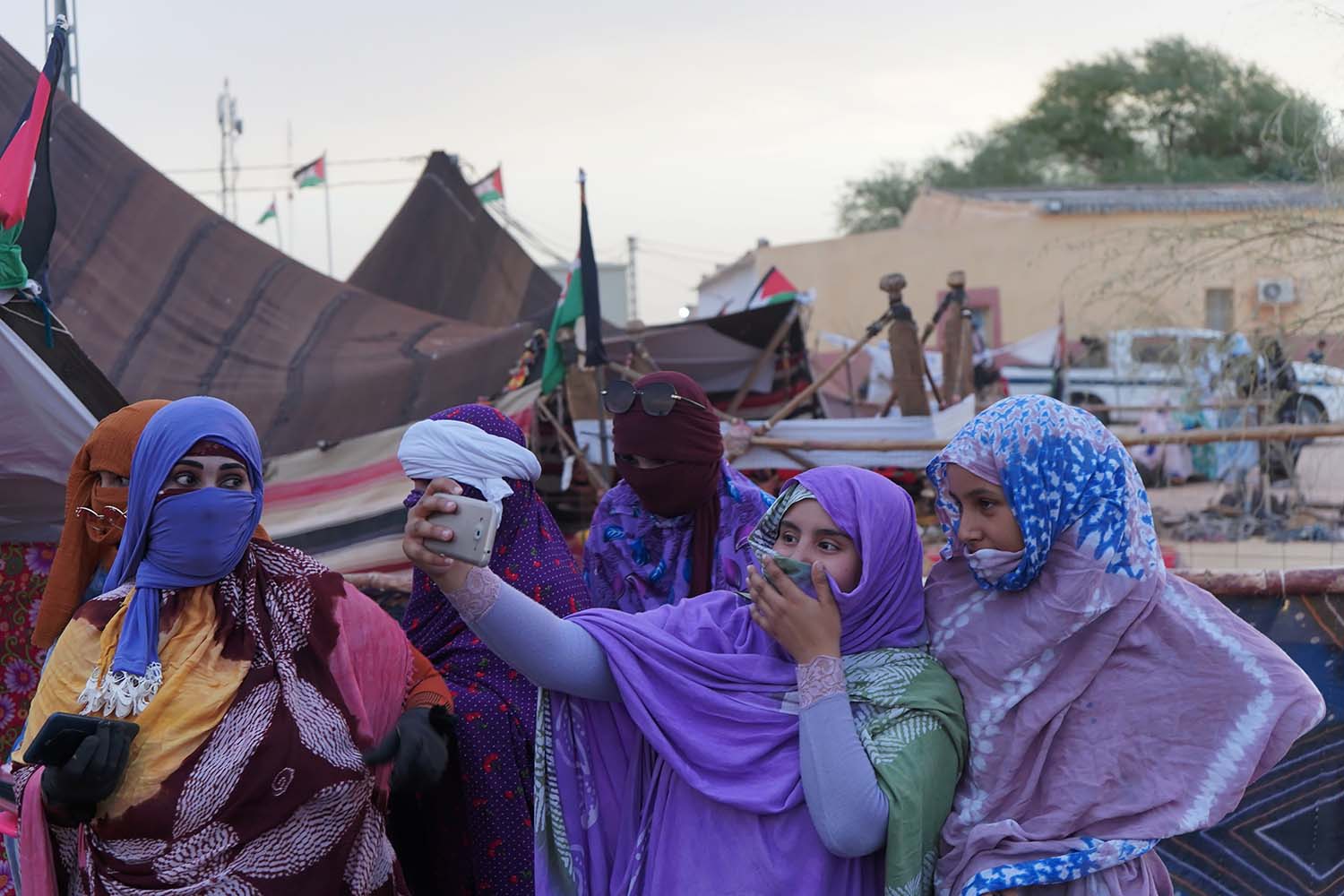 Jóvenes saharauis se detienen a posar para un selfie en el festival FiSahara en el campamento de Auserd en el Sahara Occidental.