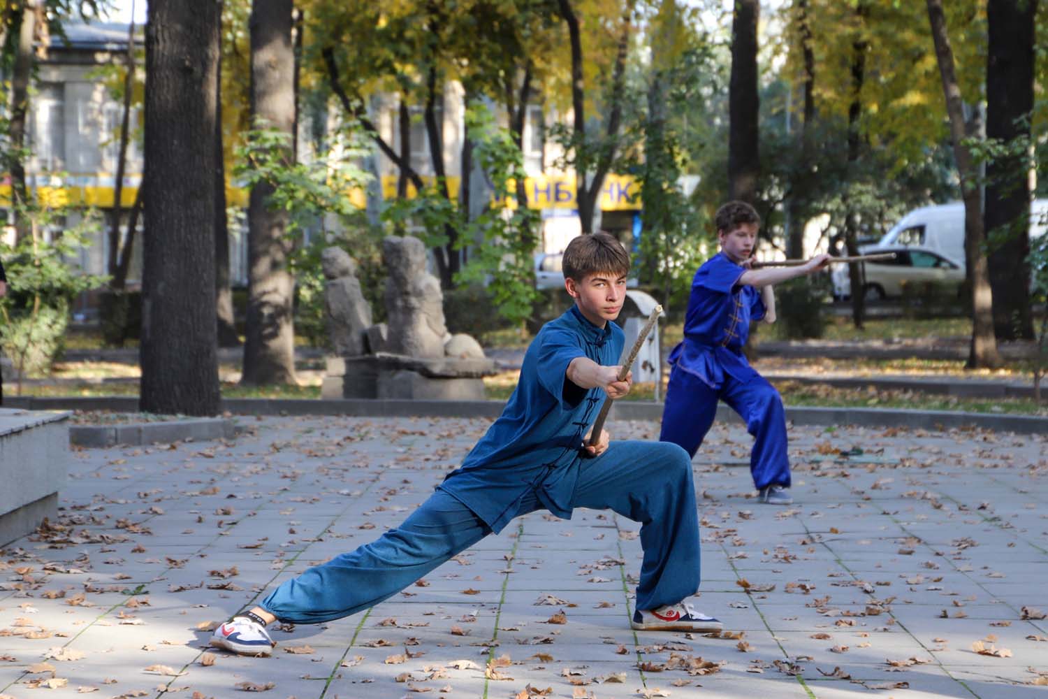 Jóvenes ruso-kirguises practican artes marciales en el Parque del Roble en el centro de Bishkek, Kirguistán