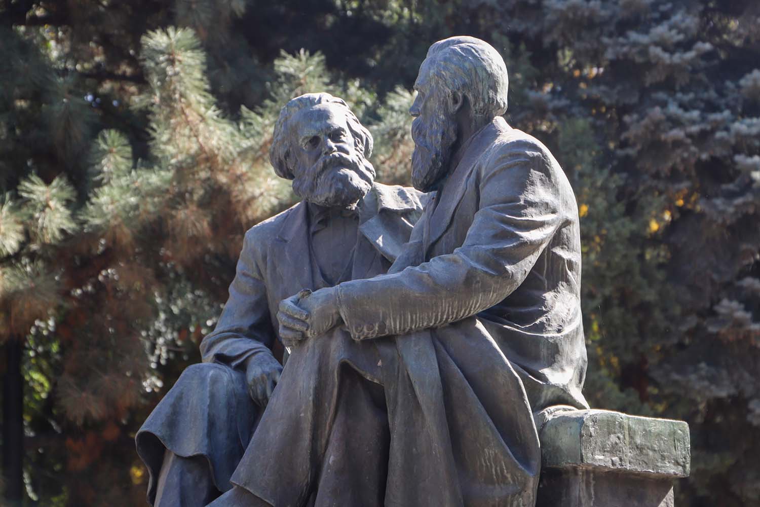 Monumento a Karl Marx y Friedrich Engels en Bishkek, Kirguistán
