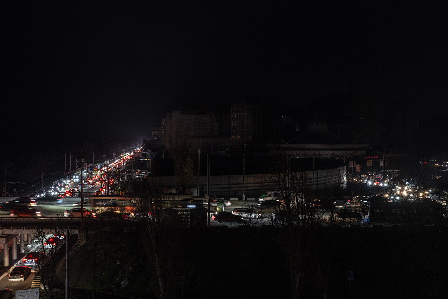 Los faros iluminan un bloque residencial oscurecido que se quedó sin electricidad tras la huelga rusa en Dnipro, Ucrania.