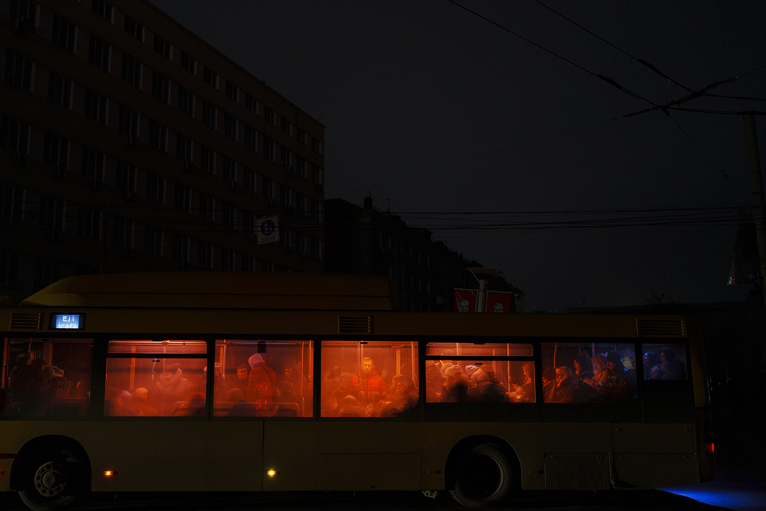 Los residentes se agolpan en un autobús en medio de un apagón en Dnipro, Ucrania.