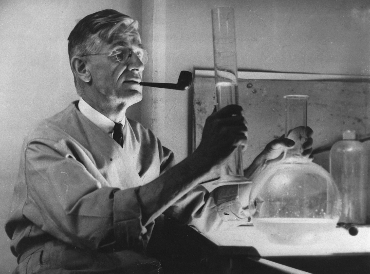 El inventor estadounidense Vannevar Bush alrededor de 1943