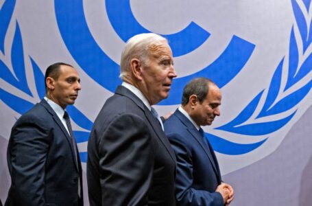 La cumbre africana de Biden tiene la democracia en la agenda, pero no en la lista de invitados
