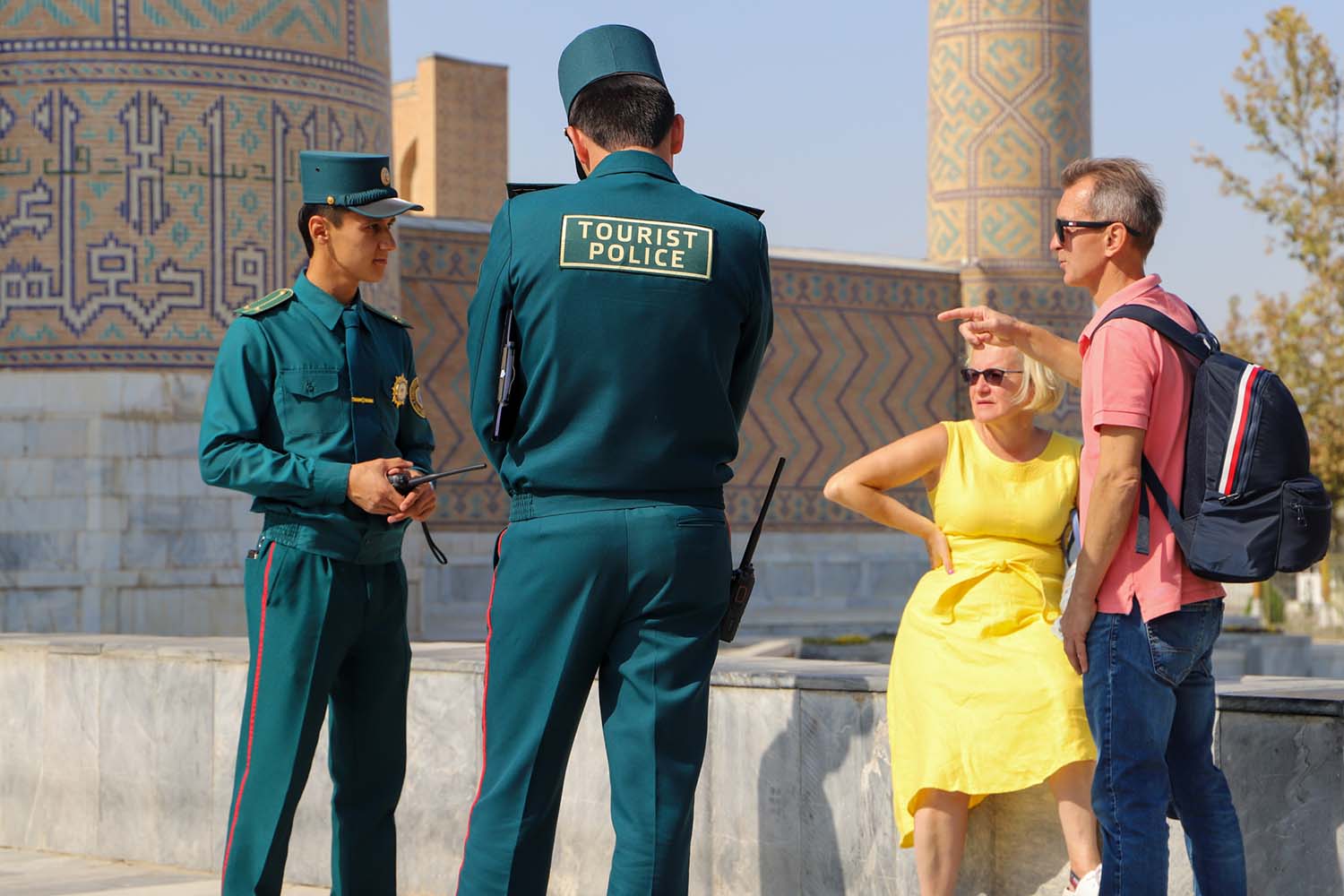 Un encuentro amistoso con las autoridades locales en Samarcanda, Uzbekistán.