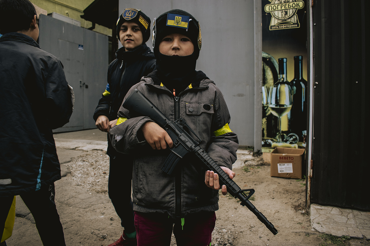 Los niños se disfrazan de soldados y policías ucranianos.