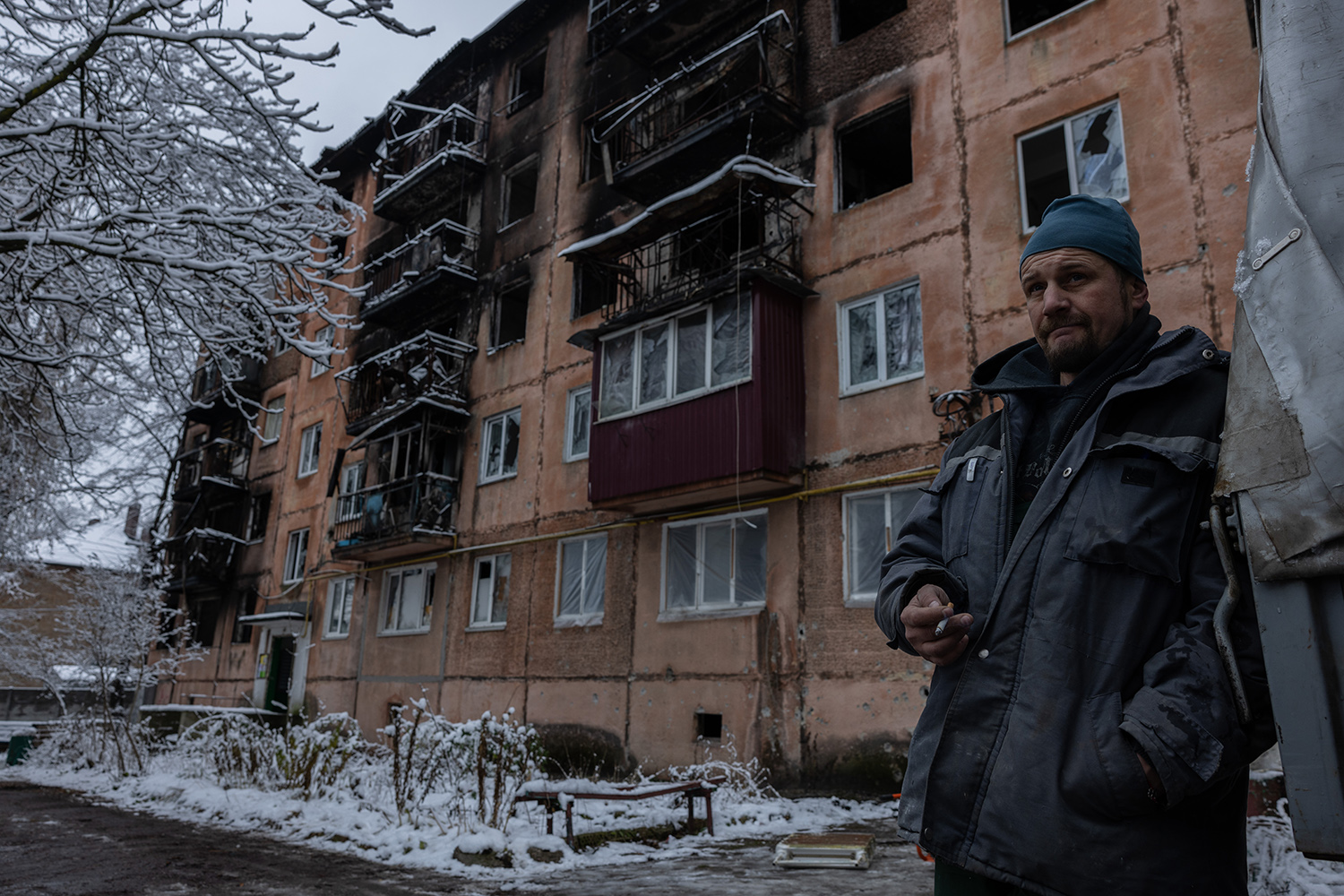 Un trabajador municipal frente a una casa que va a ser demolida en Irpin, suburbio de Kiev, el 28 de noviembre.