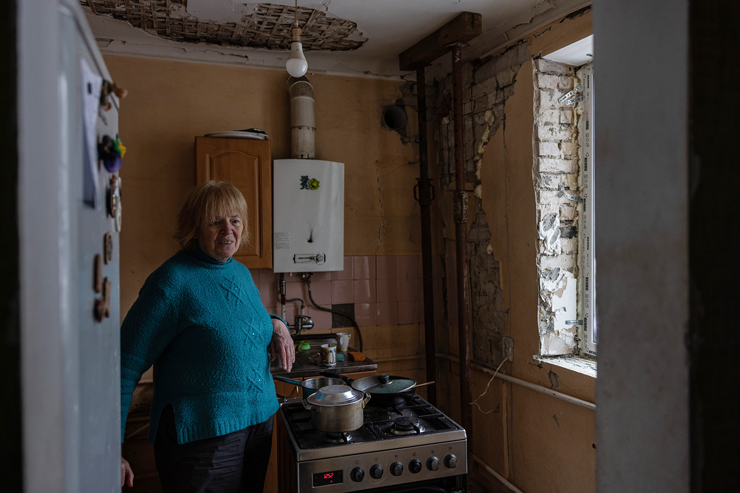 Anne Silenko en su casa de Irpin el 28 de noviembre, donde planea pasar el invierno. Su marido murió en la guerra y su hijo es soldado.