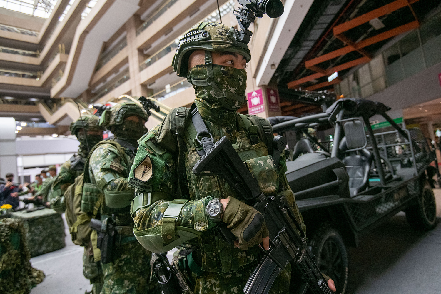 Soldados de las Fuerzas Especiales en una campaña de reclutamiento de la Academia Militar en la feria de airsoft MOA en Taipei, Taiwán, el 4 de diciembre.