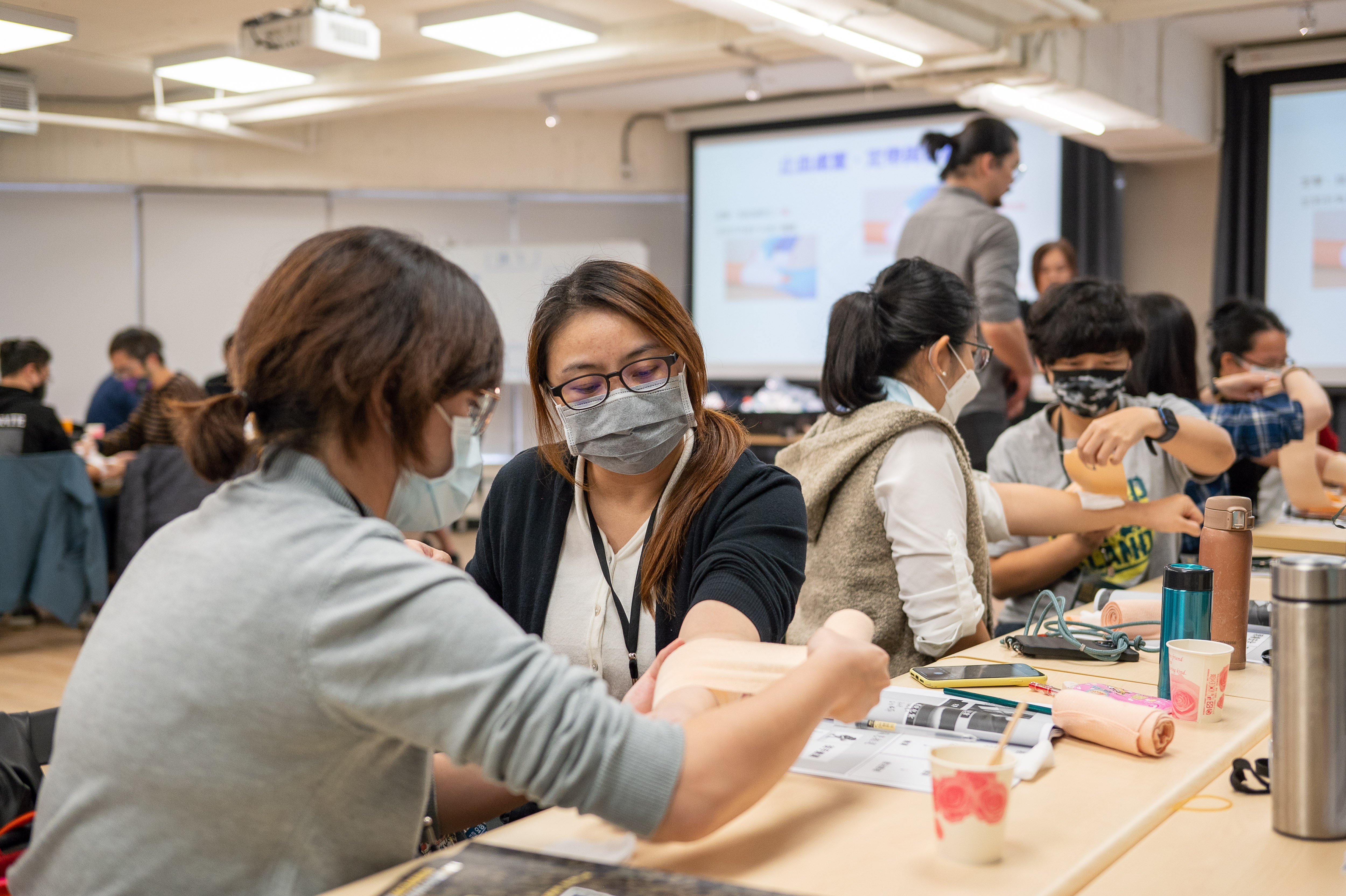 Una clase de primeros auxilios en la Academia Kuma, que imparte formación a civiles sobre temas como la alfabetización mediática (para combatir la desinformación), así como primeros auxilios.primeros auxilios Taipei, Taiwán, el 3 de diciembre.