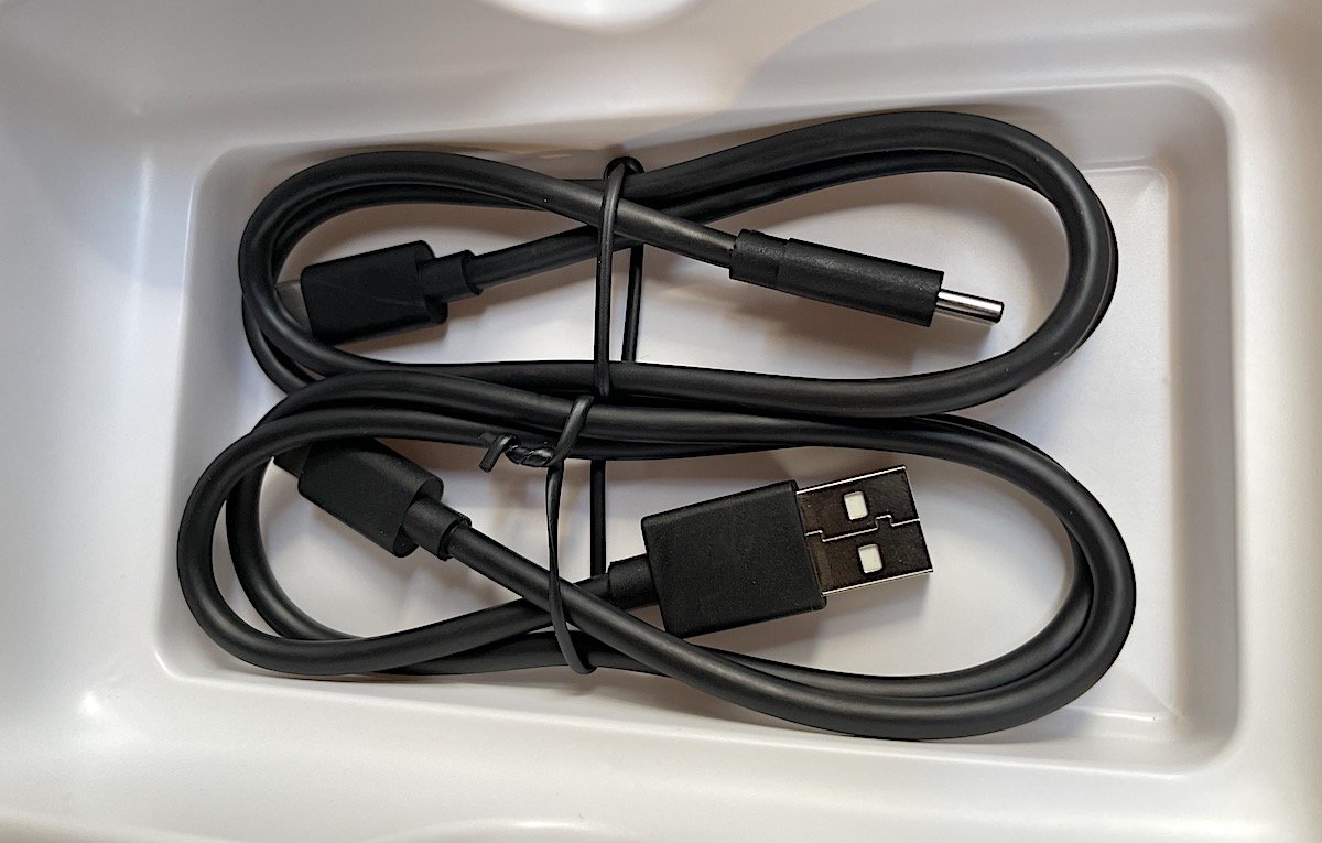 USB-C a C y USB-A a C incluidos, pero las bandas de velcro adjuntas en lugar de bridas de alambre habrían estado bien.