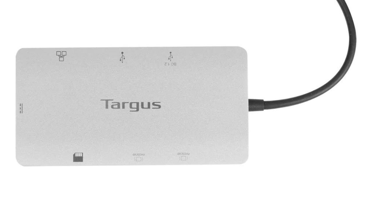 La pequeña base de conexión Dual HDMI 4K de Targus es compatible con varias pantallas. 
